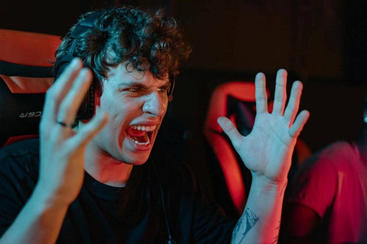 Cowok marah kalah main game.