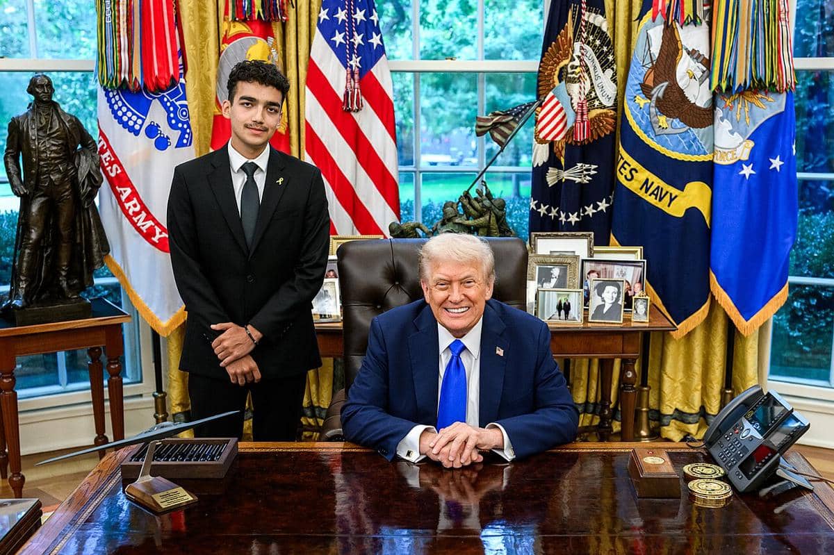 Presiden Amerika Serikat, Donald Trump, sedang berada di kantornya.