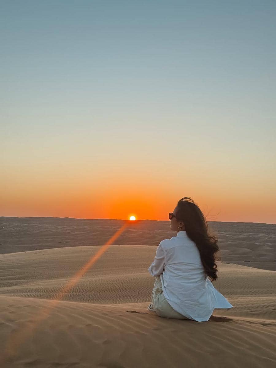 Marsha Aruan berwisata di Wahiba Sands