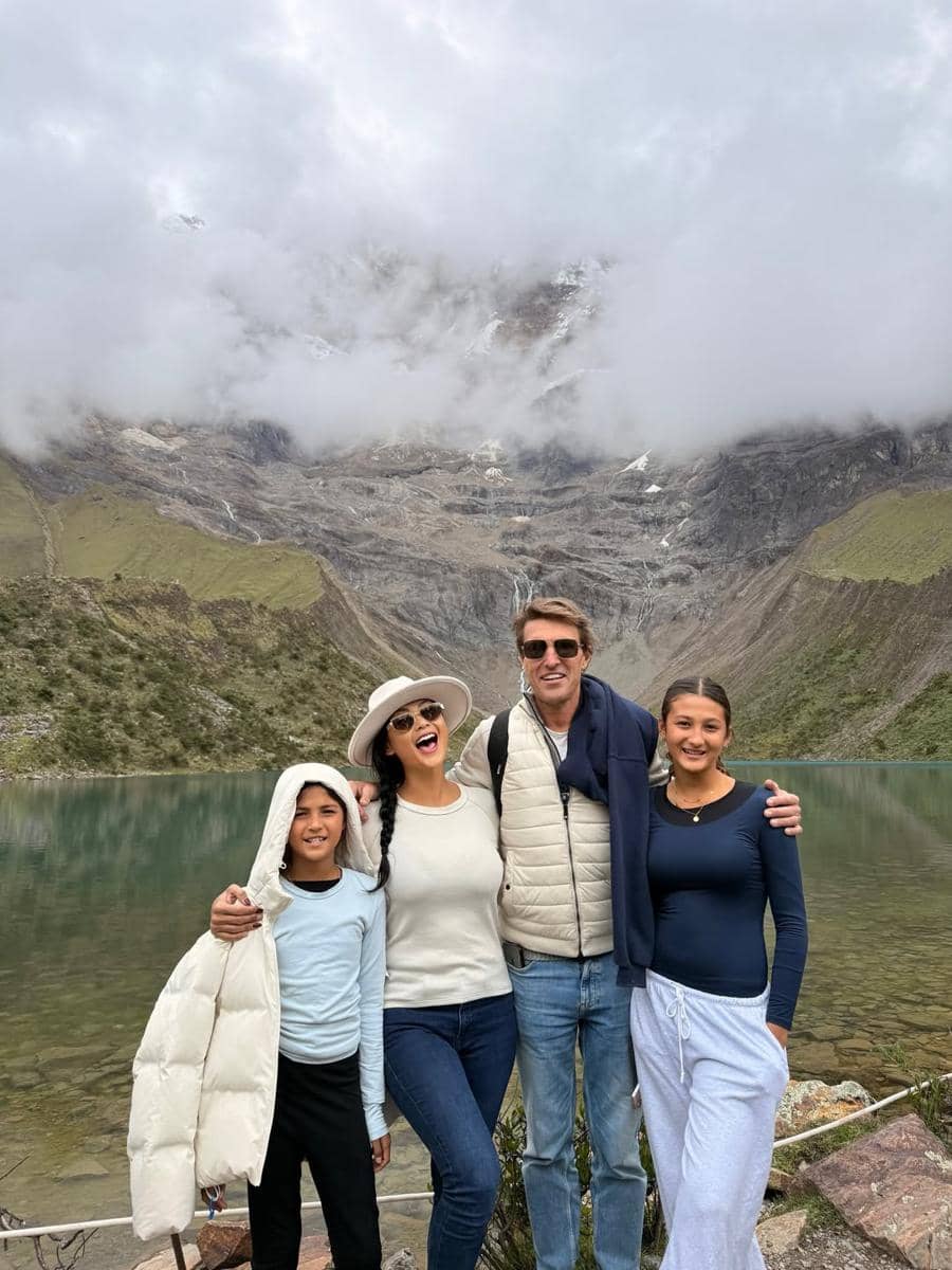 Keluarga Indah Kalalo berkuda di tepi Danau Humantay