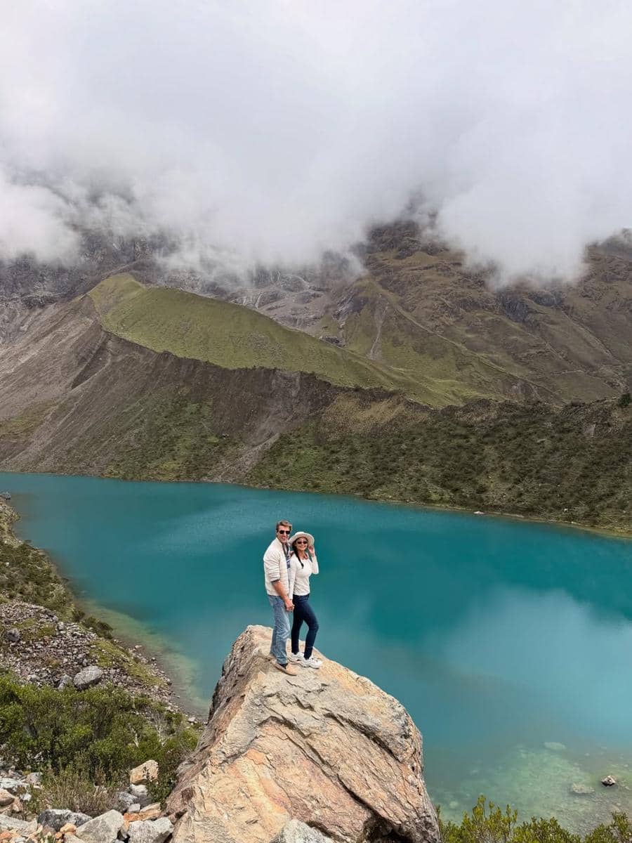Keluarga Indah Kalalo berkuda di tepi Danau Humantay