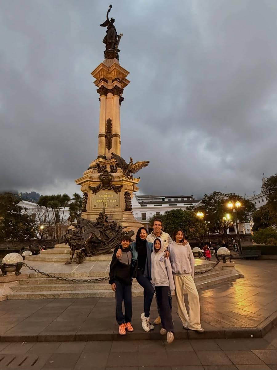 Keluarga Indah Kalalo jalan-jalan di Kota Quito