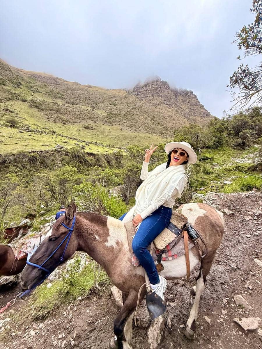 Keluarga Indah Kalalo berkuda di tepi Danau Humantay