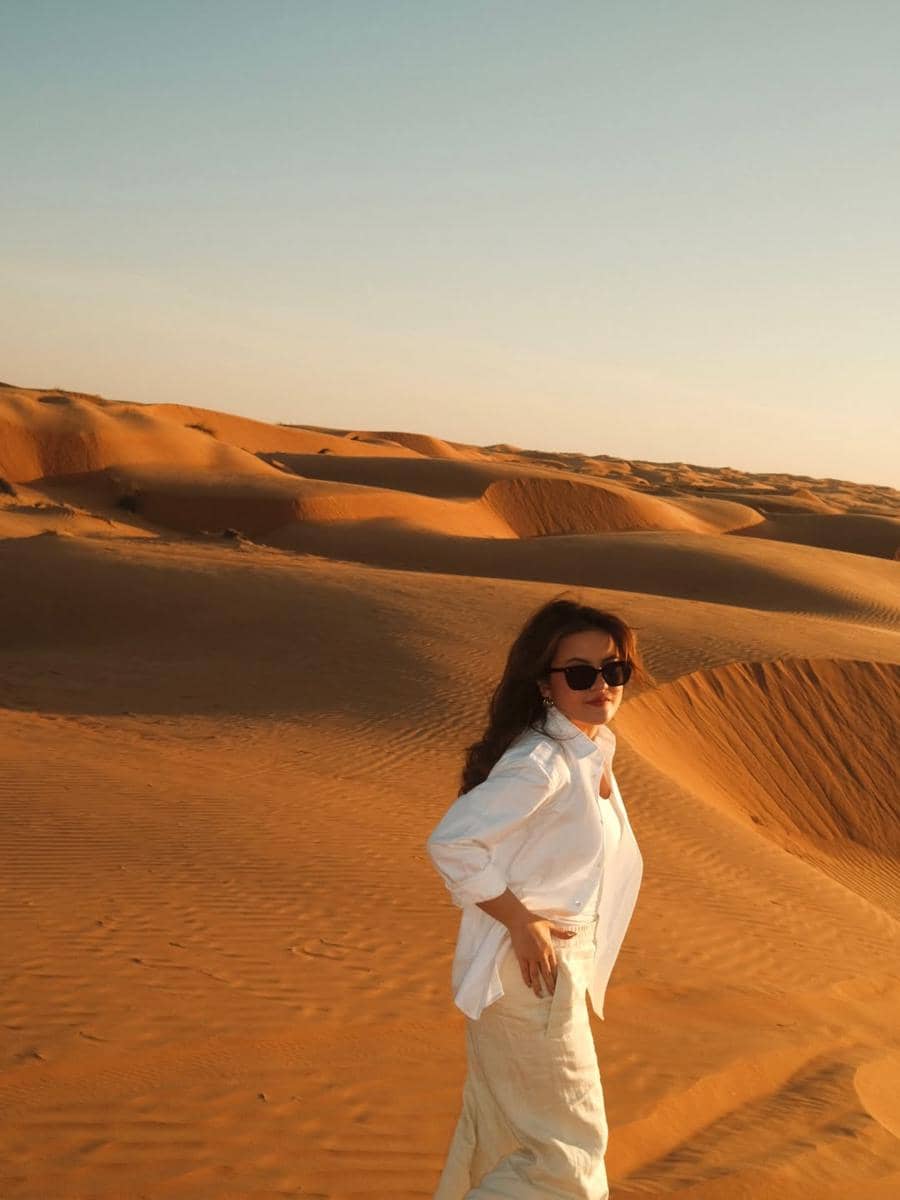 Marsha Aruan berwisata di Wahiba Sands