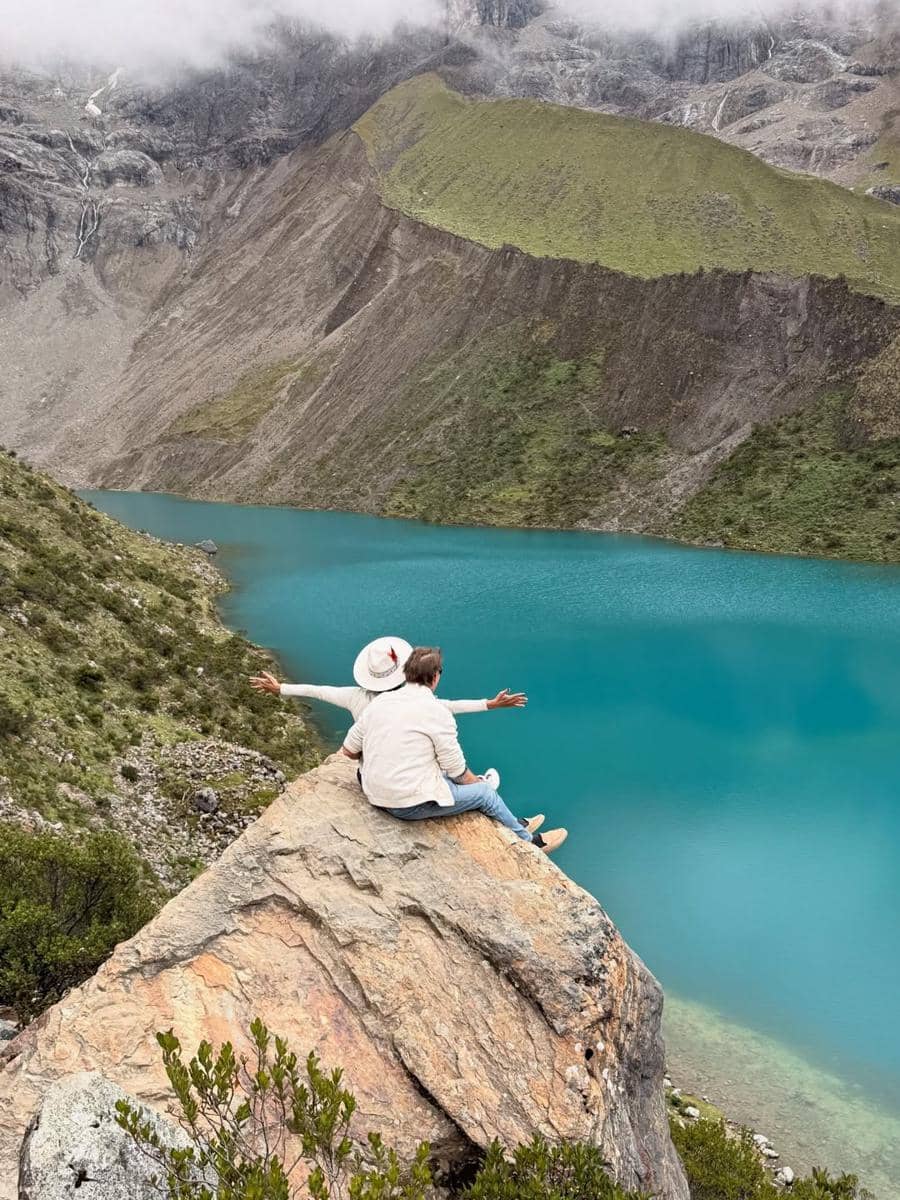 Keluarga Indah Kalalo berkuda di tepi Danau Humantay