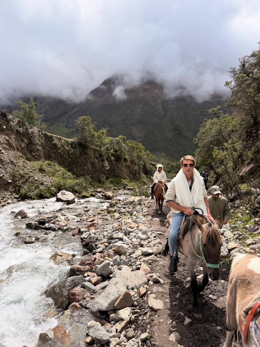 Keluarga Indah Kalalo berkuda di tepi Danau Humantay