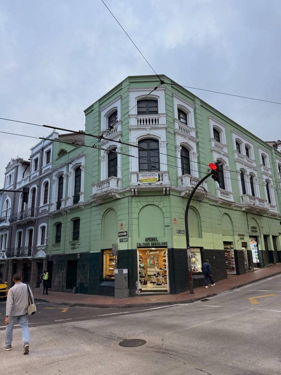 Keluarga Indah Kalalo jalan-jalan di Kota Quito