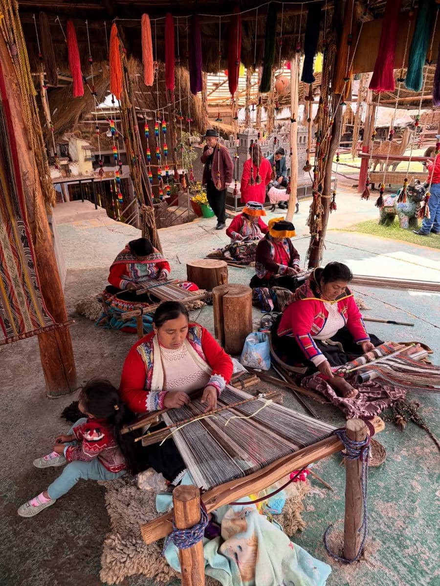 Indah Kalalo dan keluarga menjelajah alam Peru