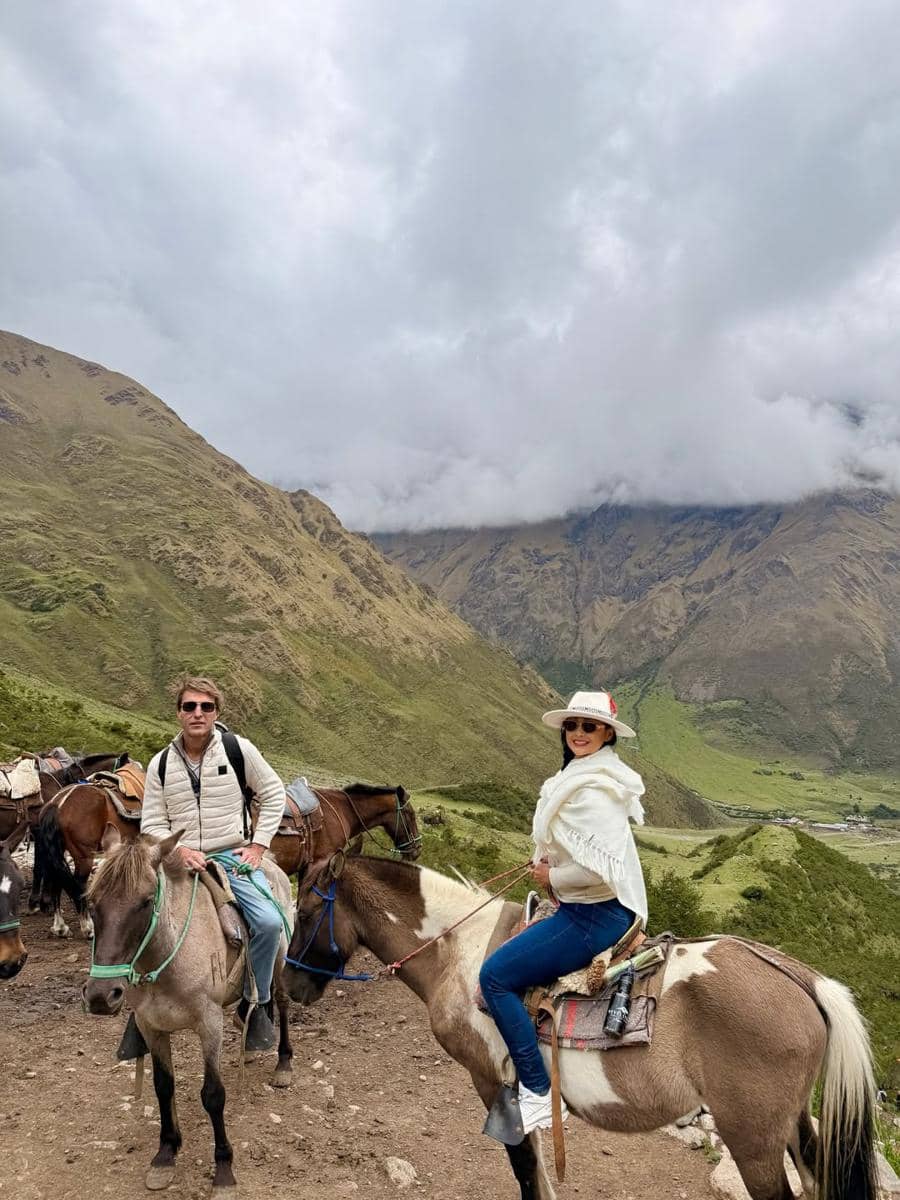 Keluarga Indah Kalalo berkuda di tepi Danau Humantay