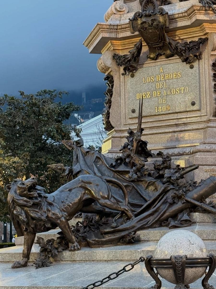 Keluarga Indah Kalalo jalan-jalan di Kota Quito