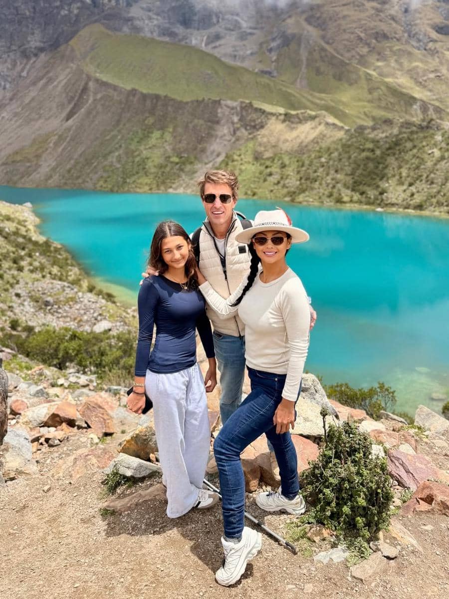 Keluarga Indah Kalalo berkuda di tepi Danau Humantay