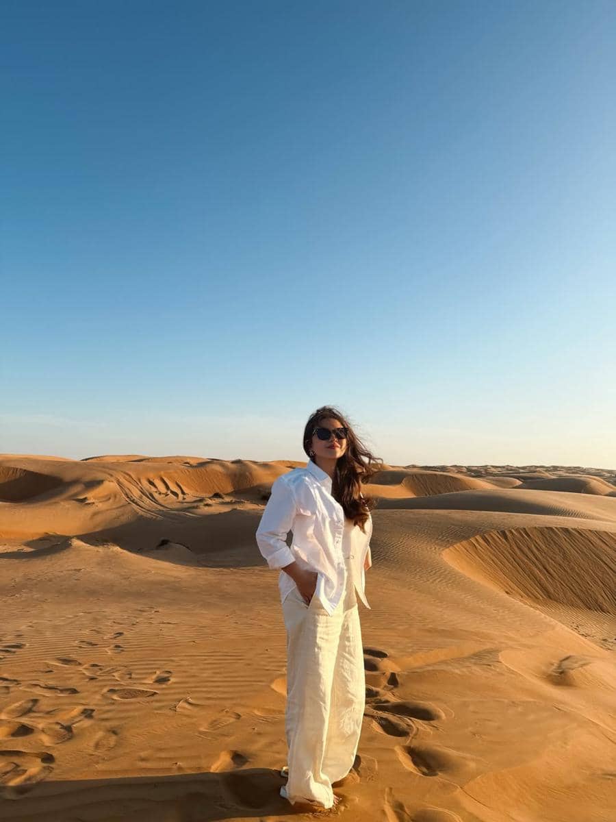 Marsha Aruan berwisata di Wahiba Sands