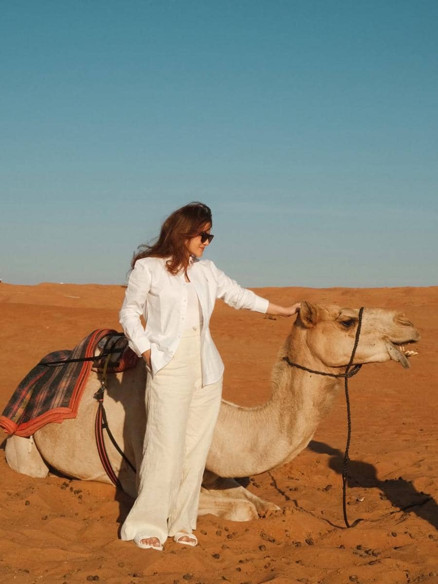 Marsha Aruan berwisata di Wahiba Sands