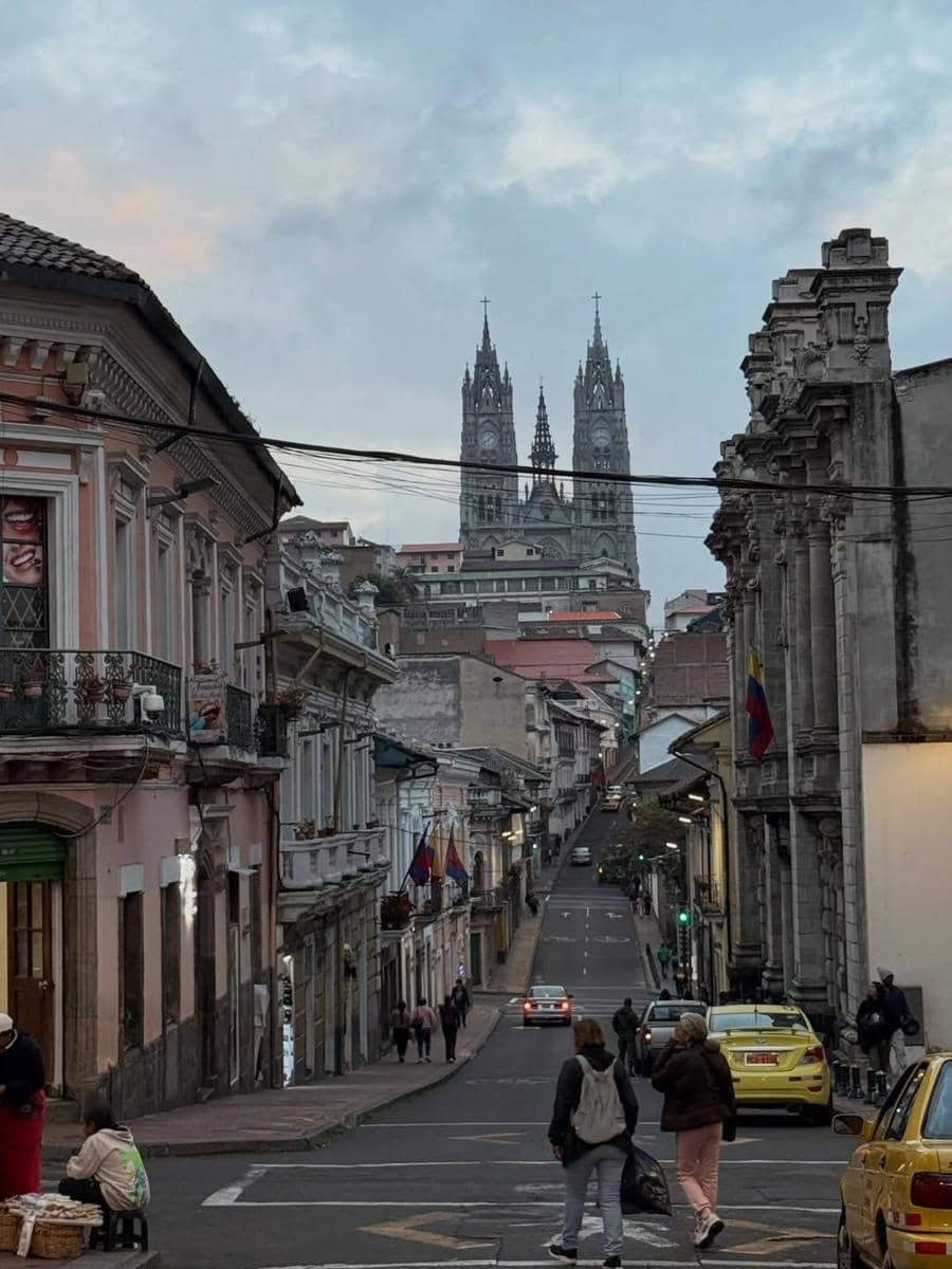 Keluarga Indah Kalalo jalan-jalan di Kota Quito