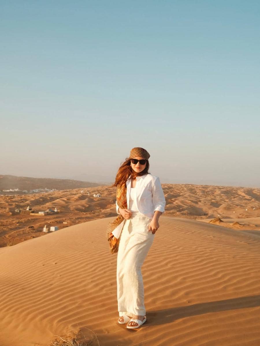 Marsha Aruan berwisata di Wahiba Sands