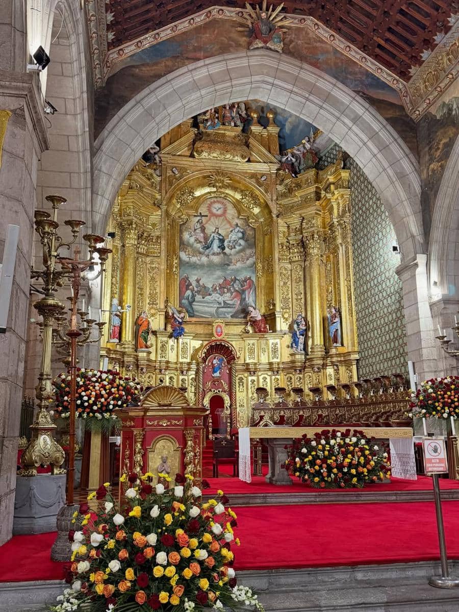 Keluarga Indah Kalalo jalan-jalan di Kota Quito