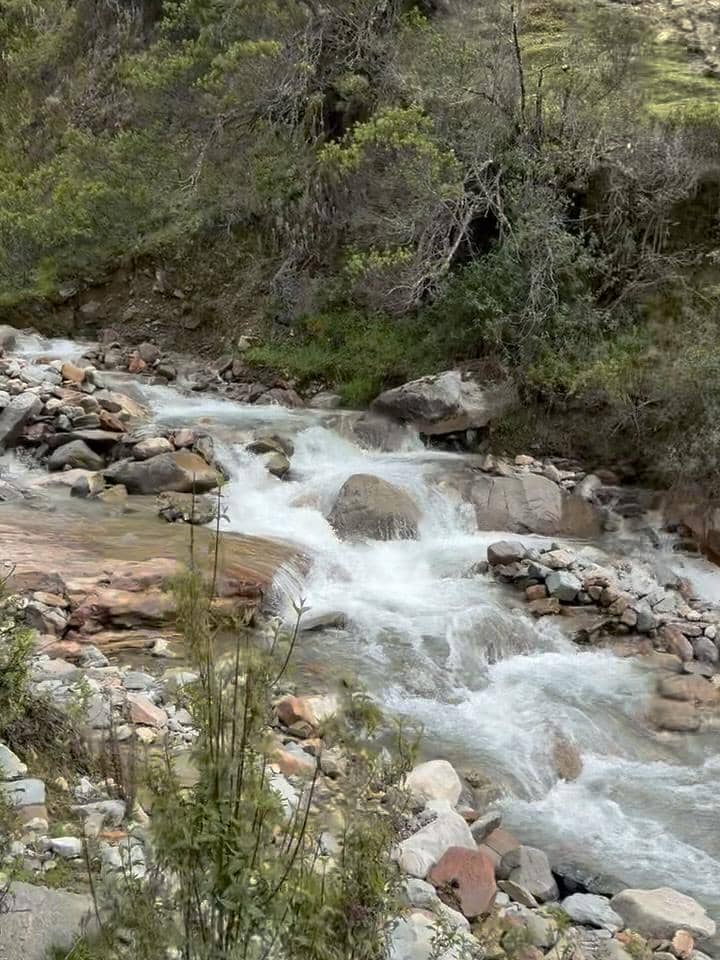 Keluarga Indah Kalalo berkuda di tepi Danau Humantay