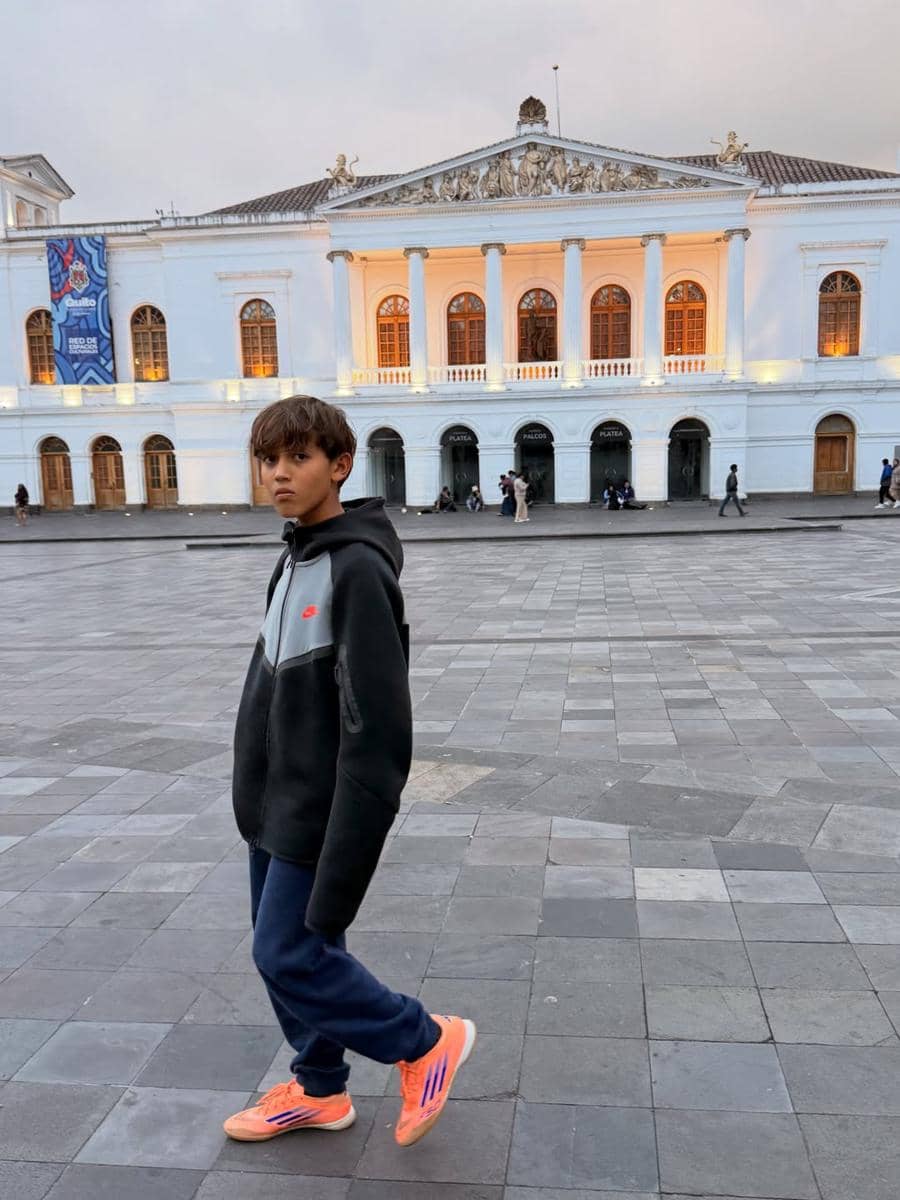 Keluarga Indah Kalalo jalan-jalan di Kota Quito