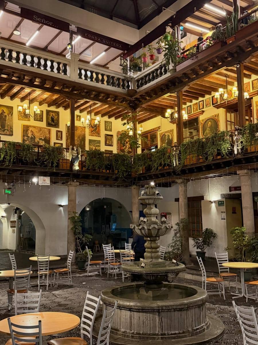 Keluarga Indah Kalalo jalan-jalan di Kota Quito