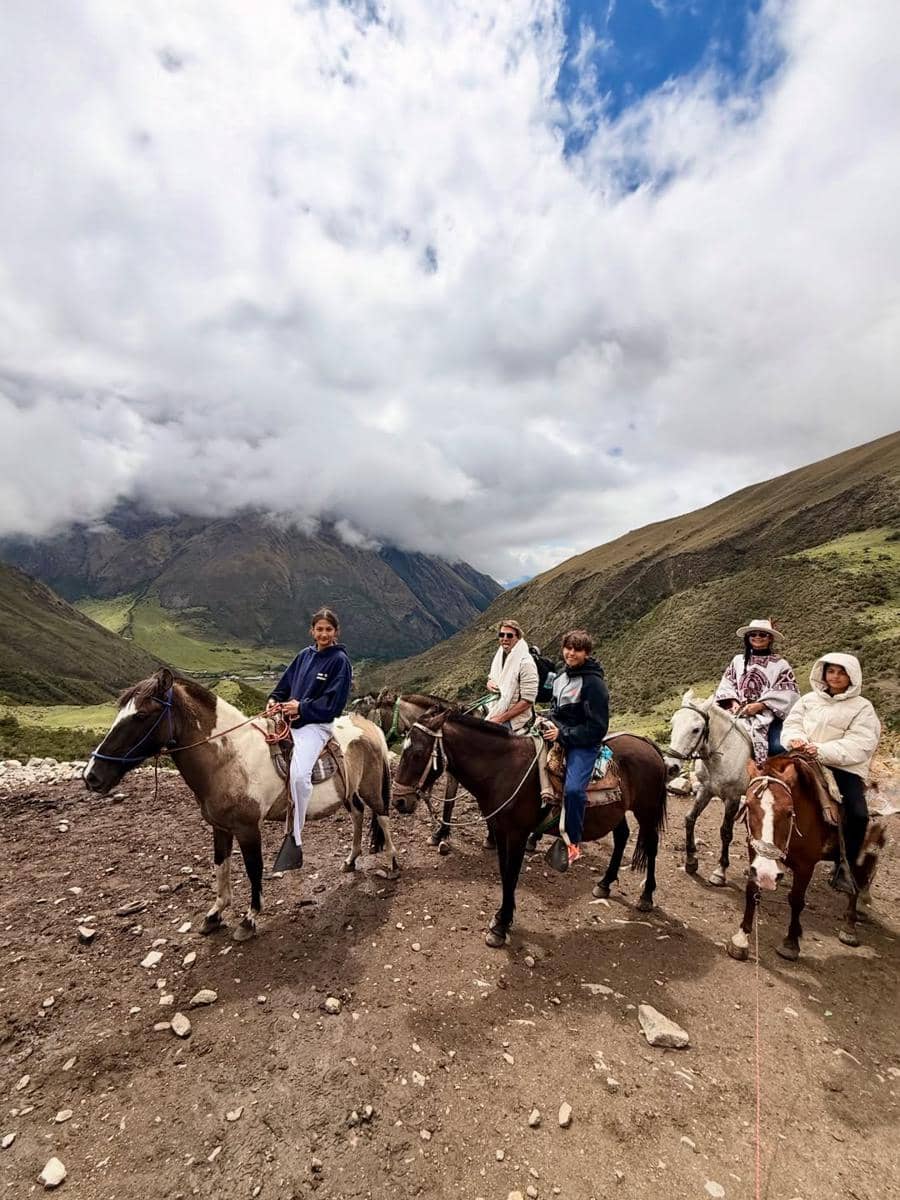 Keluarga Indah Kalalo berkuda di tepi Danau Humantay