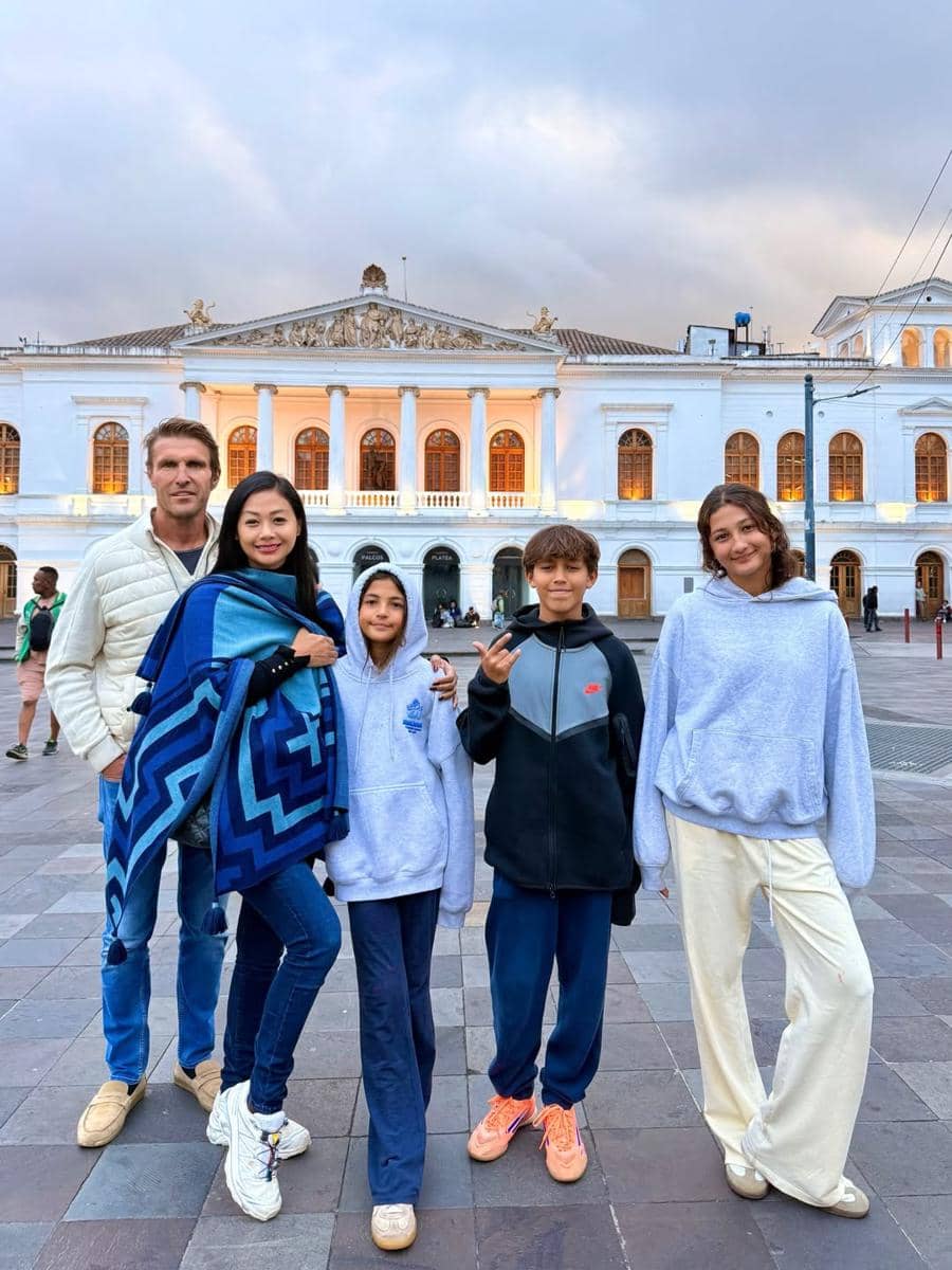 Keluarga Indah Kalalo jalan-jalan di Kota Quito