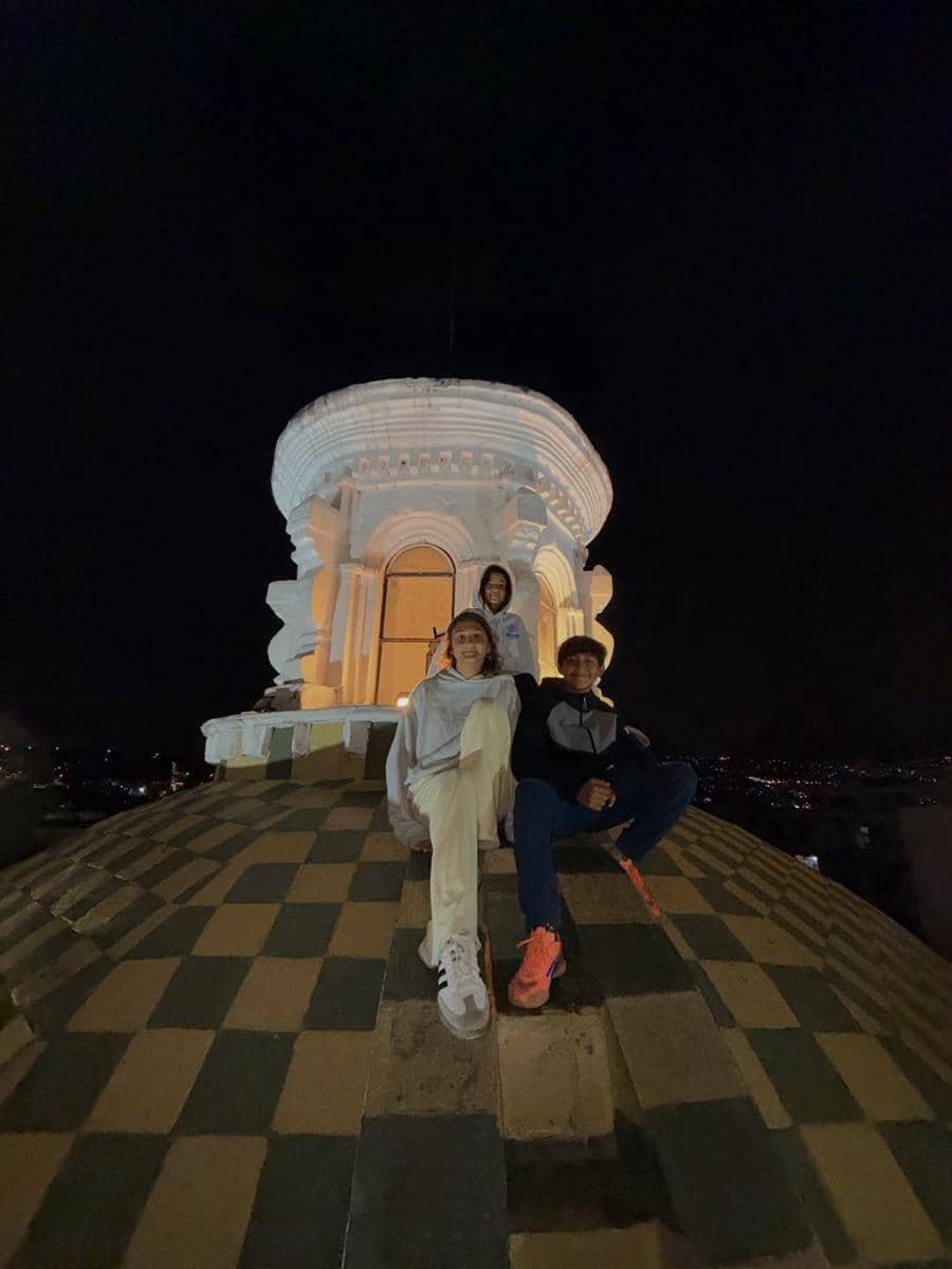 Keluarga Indah Kalalo jalan-jalan di Kota Quito