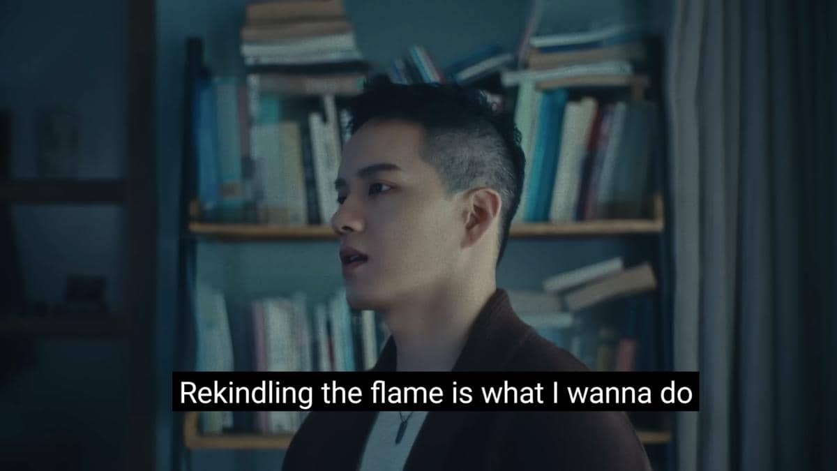 cuplikan MV "Please Stay"