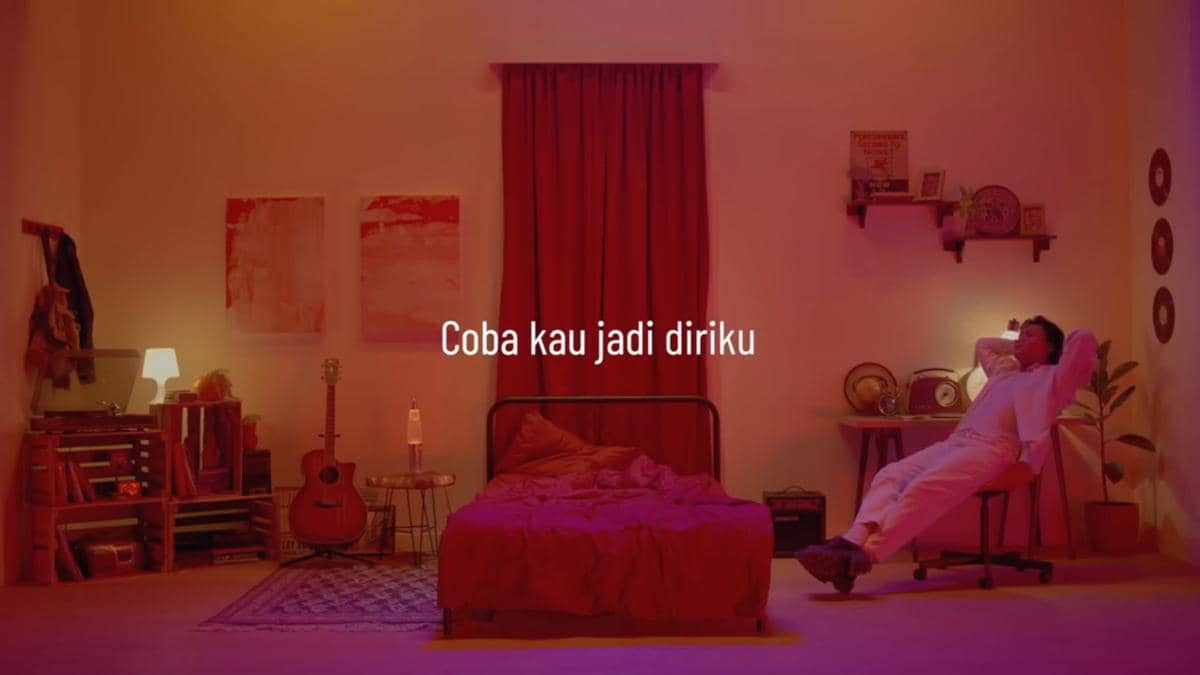 cuplikan video lirik "Ego"