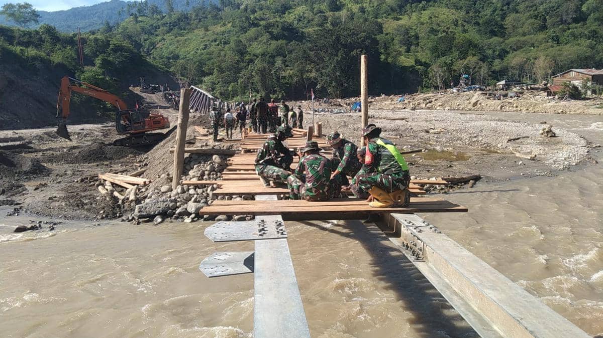 TNI AD dan Warga Gotong Royong Bangun Jembatan Darurat di Burlah Aceh