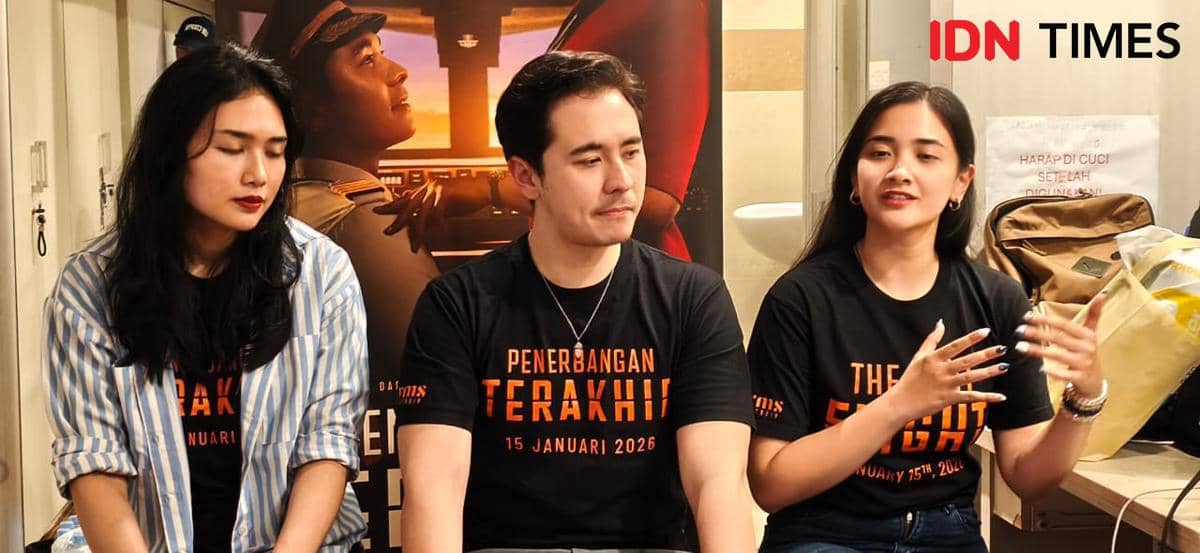 Pemeran film Penerbangan Terakhir menyapa penonton di XXI Amplaz Yogyakarta, Sabtu (17/1/2026). 