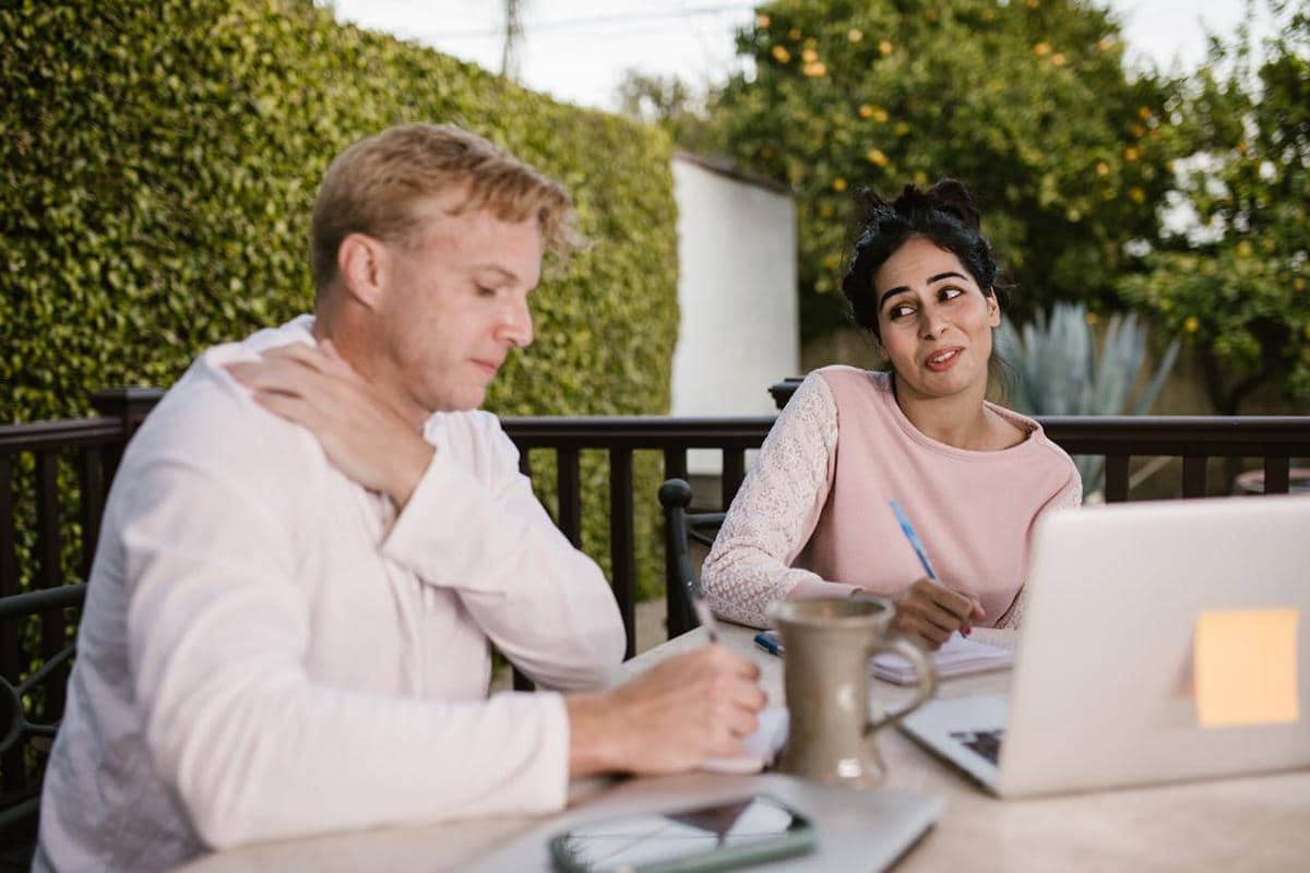 ilustrasi bicara dengan rekan kerja