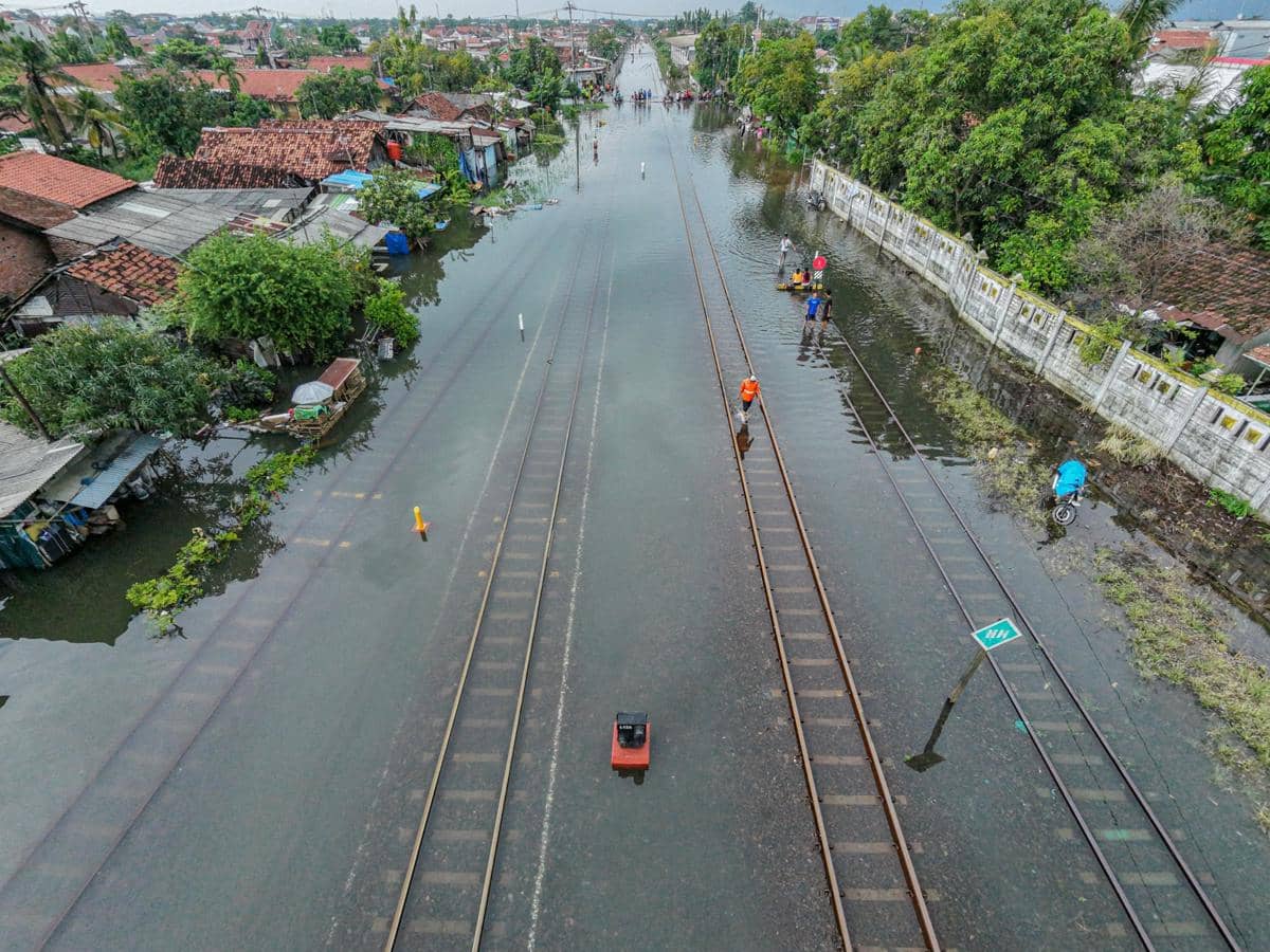 Foto udara suasana jalur rel kereta api terendam banjir di sekitar Stasiun Pekalongan, Kota Pekalongan, Jawa Tengah, Sabtu (17/1/2026). (ANTARA FOTO/Harviyan Perdana Putra)