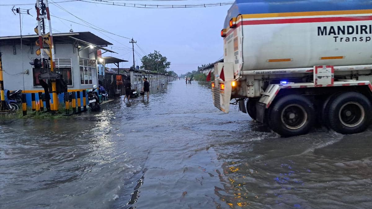 Banjir yang menggenangi rel kereta api di Pekalongan. (Dok. Daop 4 Semarang)
