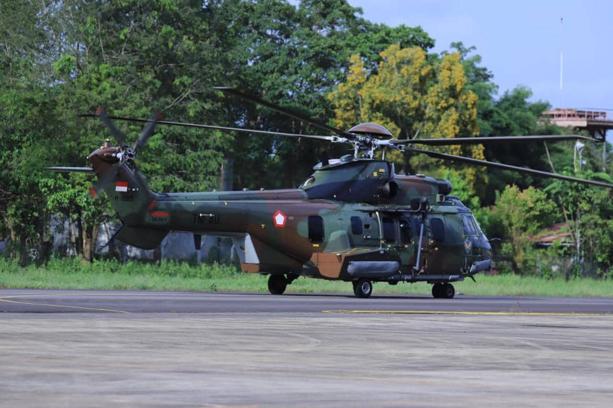 TNI Angkatan Udara (AU) mengerahkan helikopter H225M Caracal untuk membantu pencarian pesawat ATR 42-500 milik Indonesia Air Transport (IAT) yang dilaporkan hilang kontak pada Sabtu (17/1/2026) (dok. Dispenad)