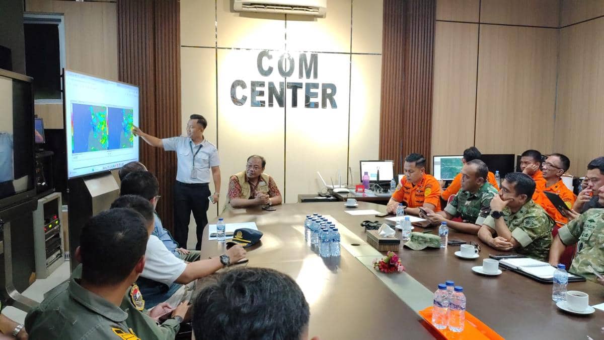 Briefing tim SAR gabungan di Kantor Basarnas Makassar, dalam rangka pencarian pesawat Indonesia Air, yang hilang kontak di kawasan Maros dan Pangkep, Sulawesi Selatan. (Dok. Basarnas Makassar)