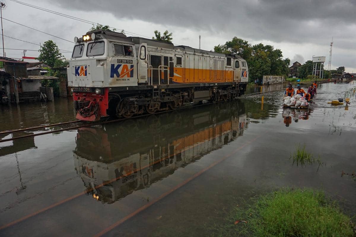 Sebuah loko kereta melintas darurat untuk mengecek kondisi rel yang tergenang banjir di sekitar Stasiun Pekalongan, Kota Pekalongan, Jawa Tengah, Sabtu (17/1/2026). (ANTARA FOTO/Harviyan Perdana Putra)