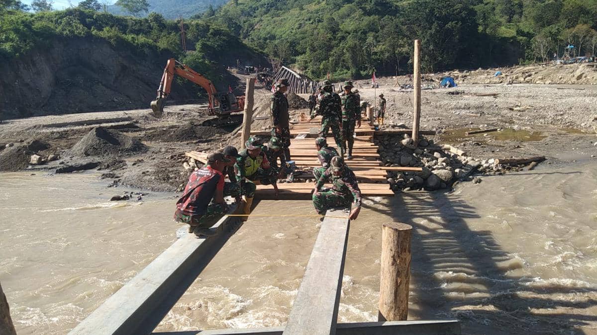 TNI AD dan Warga Gotong Royong Bangun Jembatan Darurat di Burlah Aceh