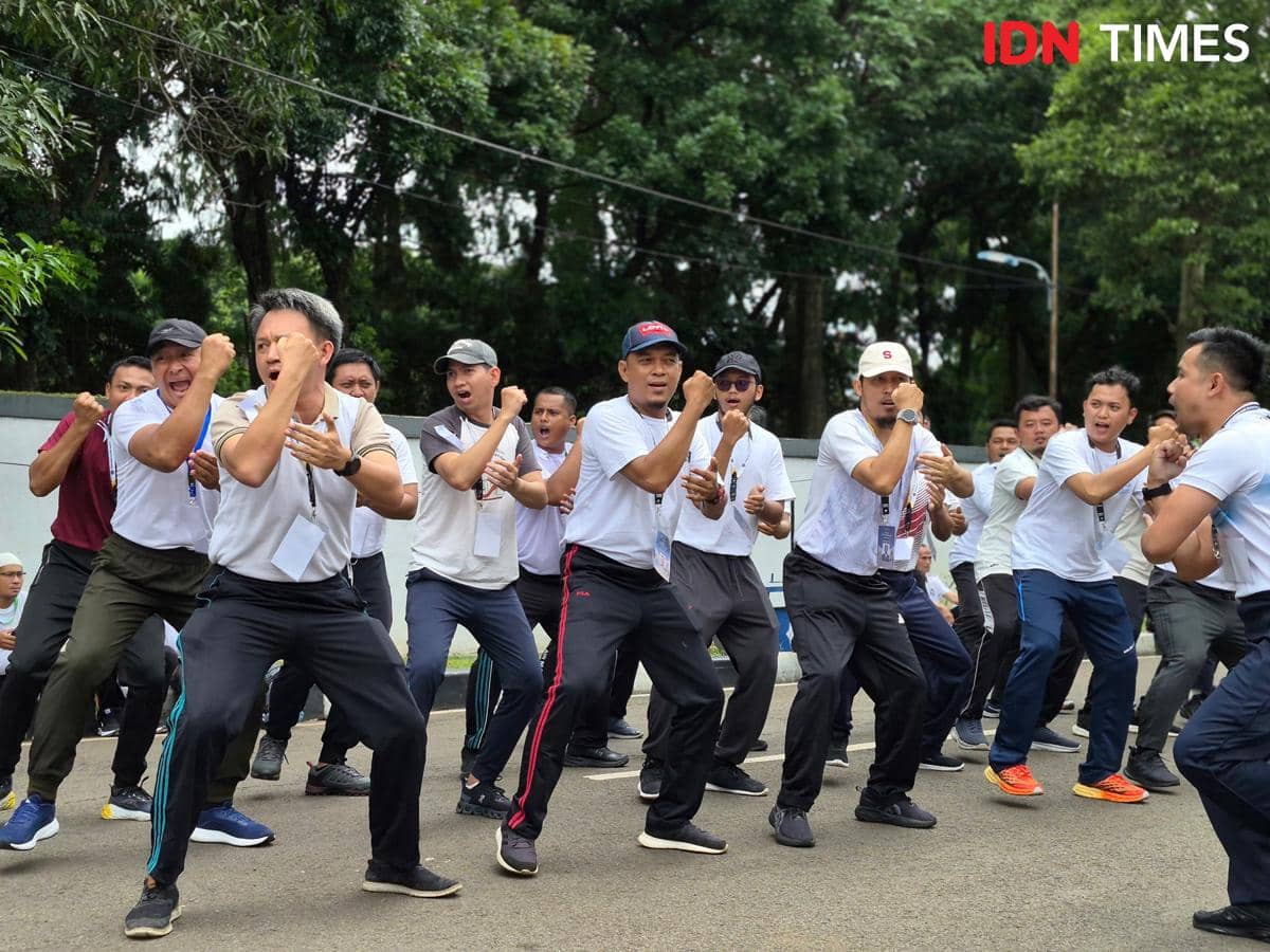 Peserta diklat PPIH Arab Saudi 2026 melakukan latihan baris-berbaris (IDN Times/Yogie Fadila)