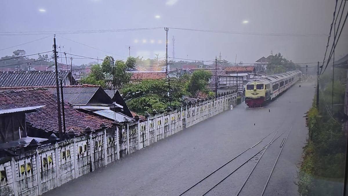 Banjir yang menggenangi rel kereta api di Pekalongan. (Dok. Daop 4 Semarang)