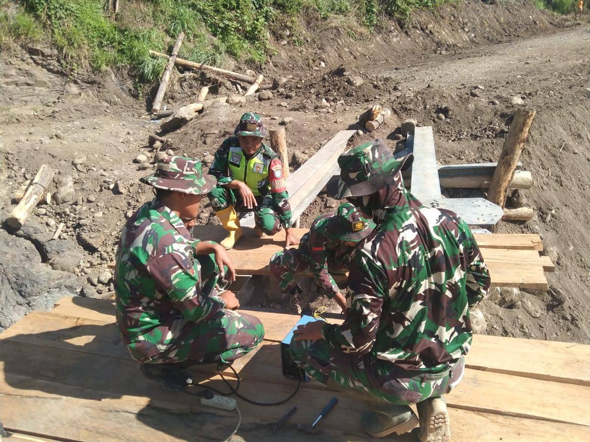 TNI AD dan Warga Gotong Royong Bangun Jembatan Darurat di Burlah Aceh