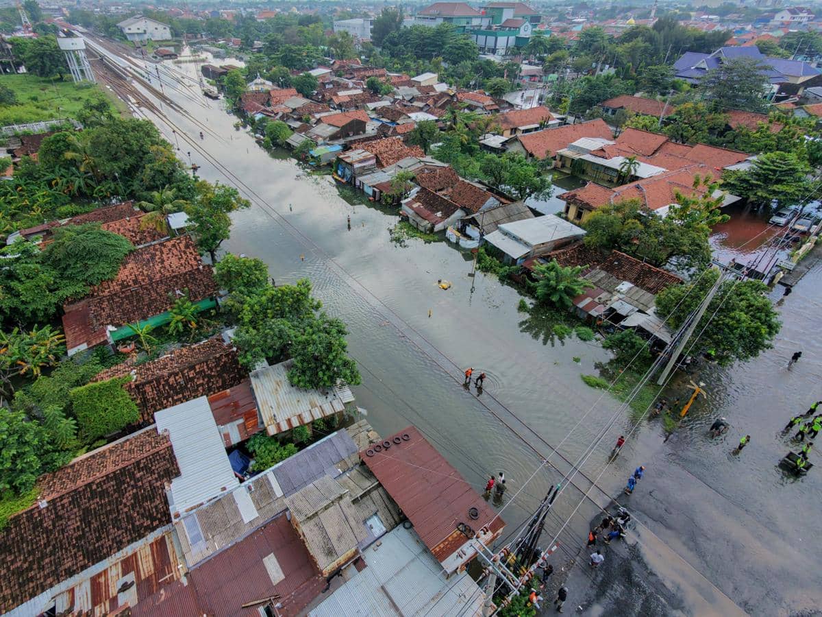 Foto udara suasana jalur rel kereta api terendam banjir di sekitar Stasiun Pekalongan, Kota Pekalongan, Jawa Tengah, Sabtu (17/1/2026). (ANTARA FOTO/Harviyan Perdana Putra)
