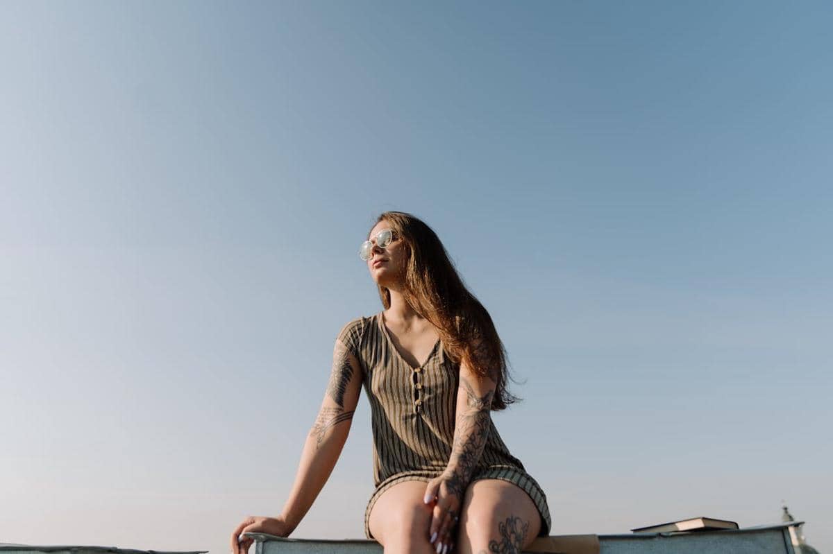 ilustrasi menikmati sunset