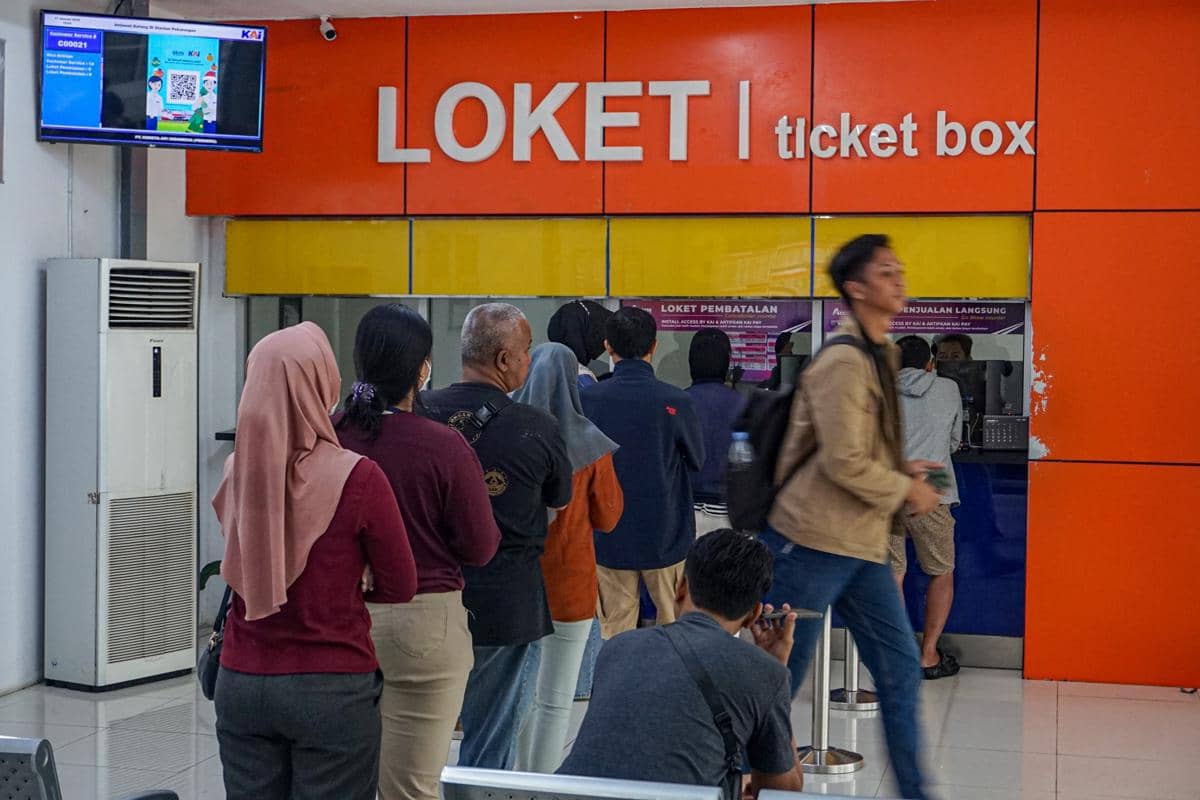 Sejumlah penumpang kereta terdampak banjir pada ruas rel kereta api Stasiun Pekalongan-Sragi melakukan pengembalian tiket di Stasiun Pekalongan, Kota Pekalongan, Jawa Tengah, Sabtu (17/1/2026). (ANTARA FOTO/Harviyan Perdana Putra)