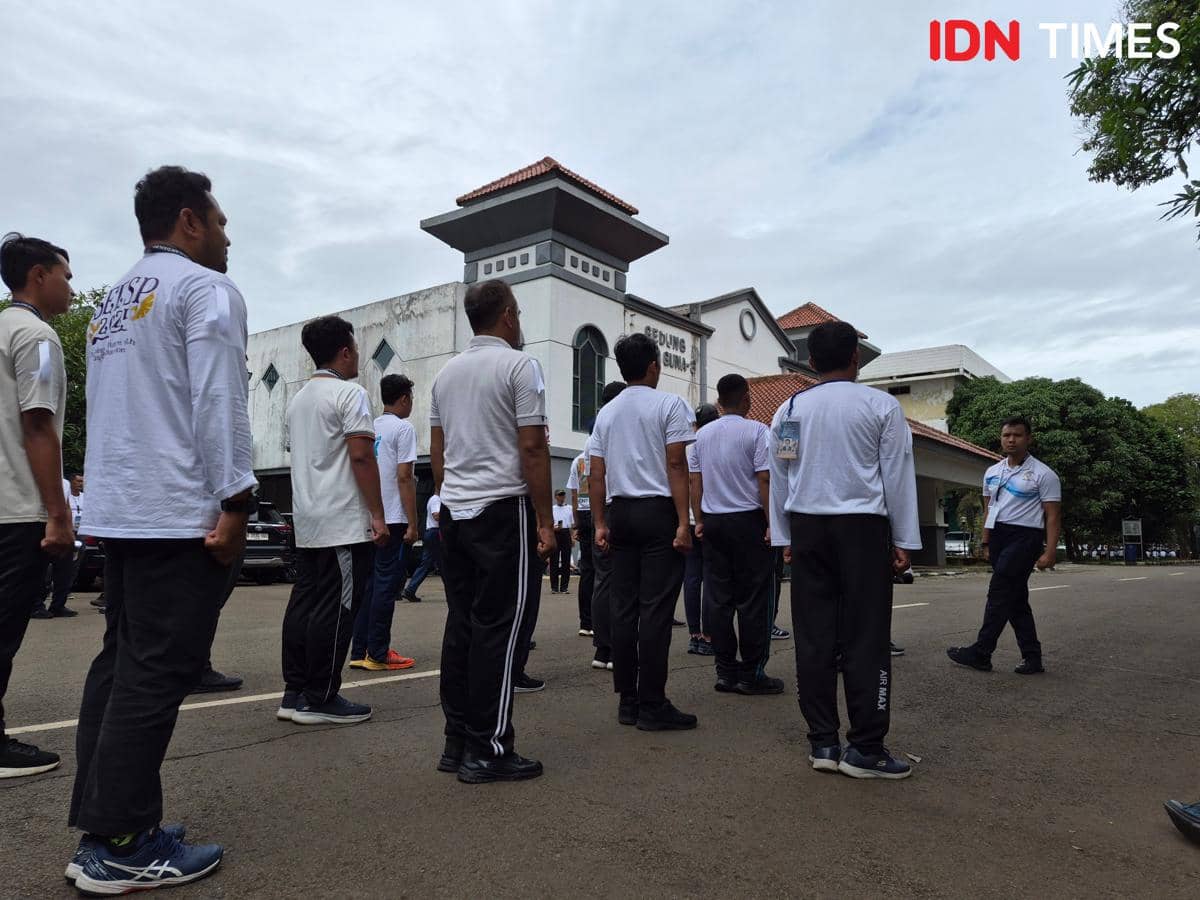 Peserta diklat PPIH Arab Saudi 2026 melakukan latihan baris-berbaris (IDN Times/Yogie Fadila)