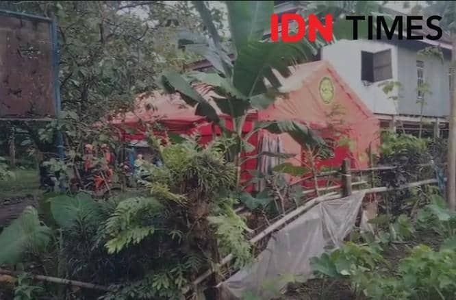 Posko Tim SAR Gabungan dalam operasi pencarian pesawat hilang kontak di wilayah Leang-Leang, Kabupaten Maros, Sulawesi Selatan, Sabtu (12/1/2026). IDN Times/Muhammad yusuf/bt