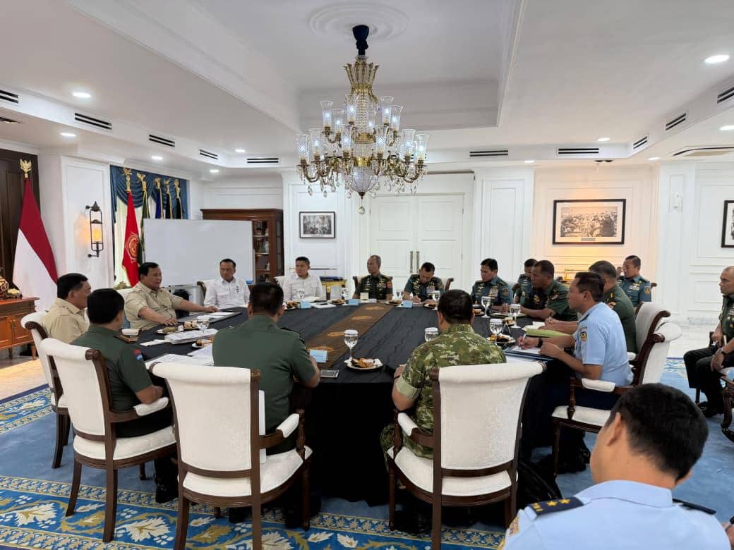 Presiden Prabowo Subianto mengumpulkan sejumlah pimpinan TNI di Istana Merdeka, Jakarta, pada Jumat (16/1/2026) (Instagram/@sekretariat.kabinet)