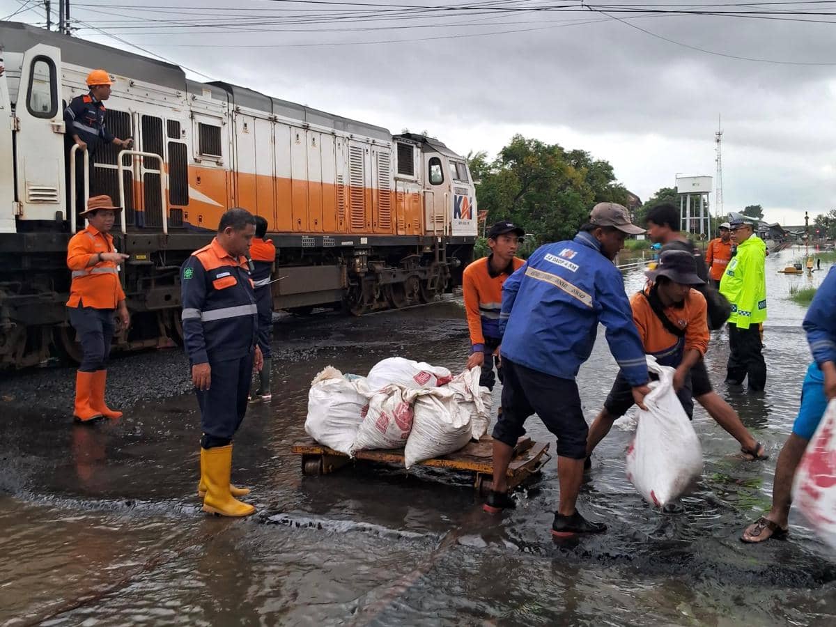 Banjir yang menggenangi rel kereta api di Pekalongan. (Dok. Daop 4 Semarang)