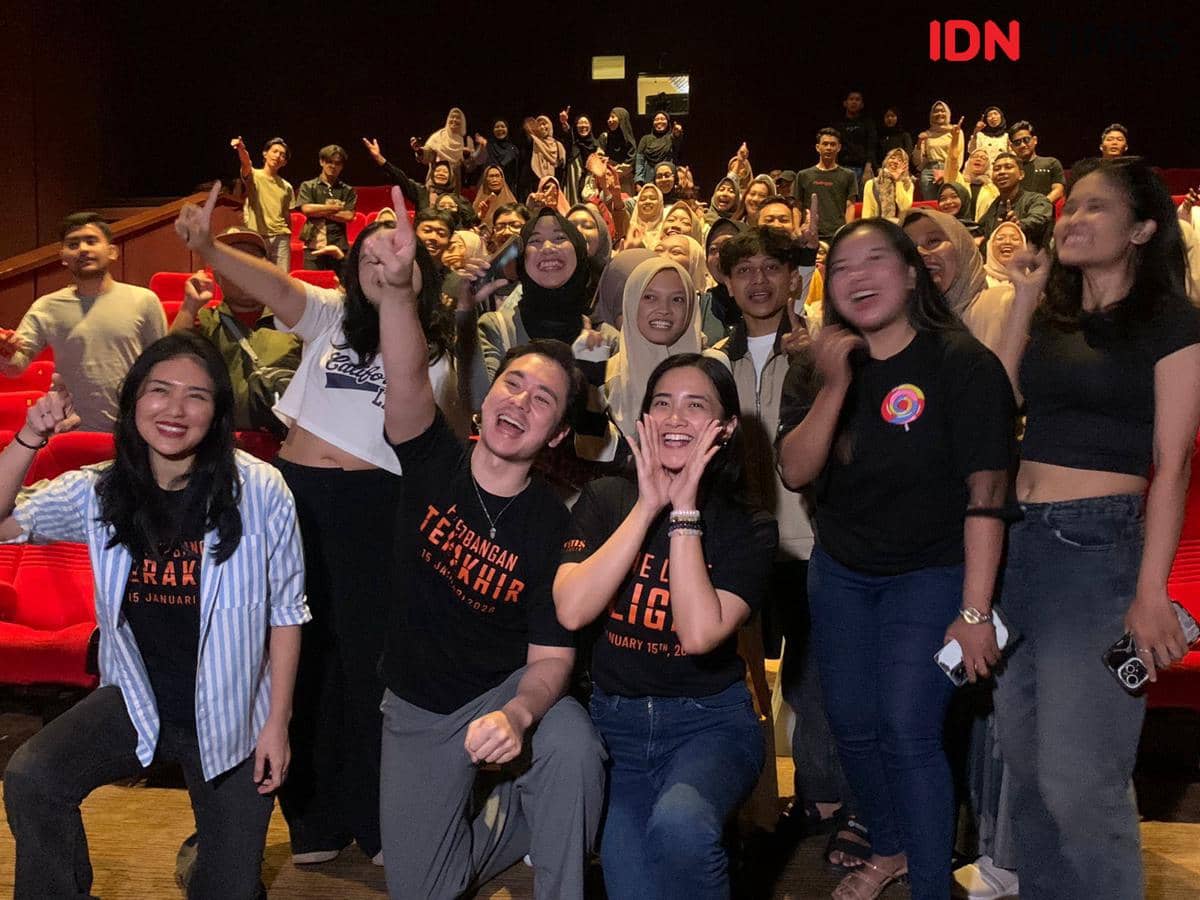 Pemeran film Penerbangan Terakhir menyapa penonton di XXI Amplaz Yogyakarta, Sabtu (17/1/2026). 