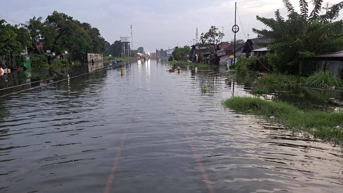 Banjir yang menggenangi rel kereta api di Pekalongan. (Dok. Daop 4 Semarang)