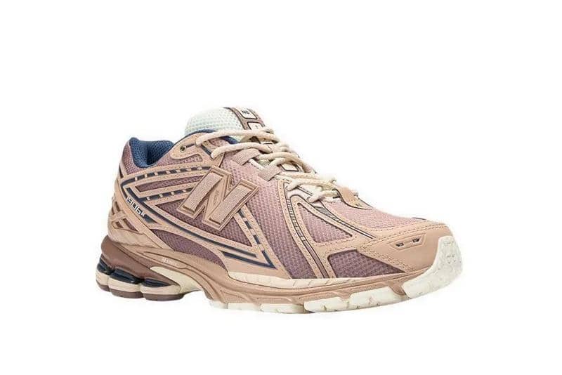 foto sneakers cokelat New Balance